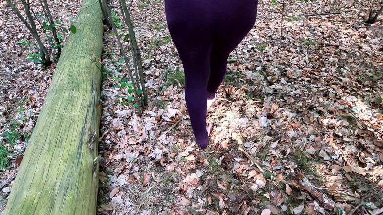 Bouncy Tits Action: แก้ผ้าในป่าให้เสร็จ - ตีหีและนมของเธอ