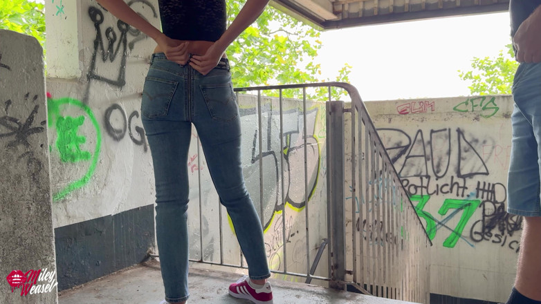 Miley Weasel: Kåt blondin i knulljeans släpper in främlingen i rumpan i...