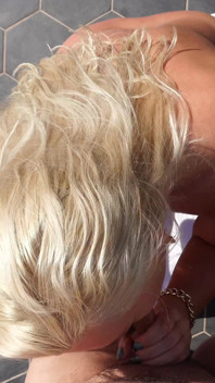 Shakira's Sunny Patio Suck-fest: Blonďatá Bomba Pohltí a Je Promočená
