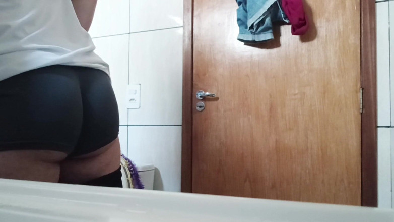 amateurbrazilian: 화장실에서 내 큰 엉덩이를 보여주는 걸 좋아해요