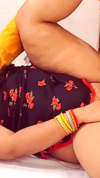 Sexy baculatá hospodyňka si užívá šukání se služebníkem.