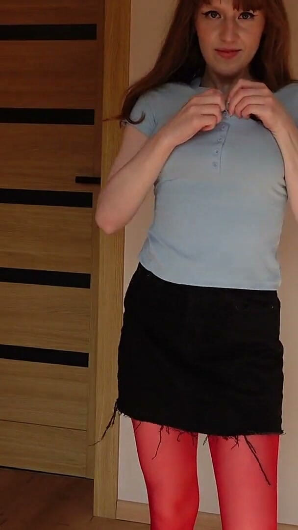 HotRedWildcat: Une Jolie Rousse Fait Un Strip-tease Entièrement Nue