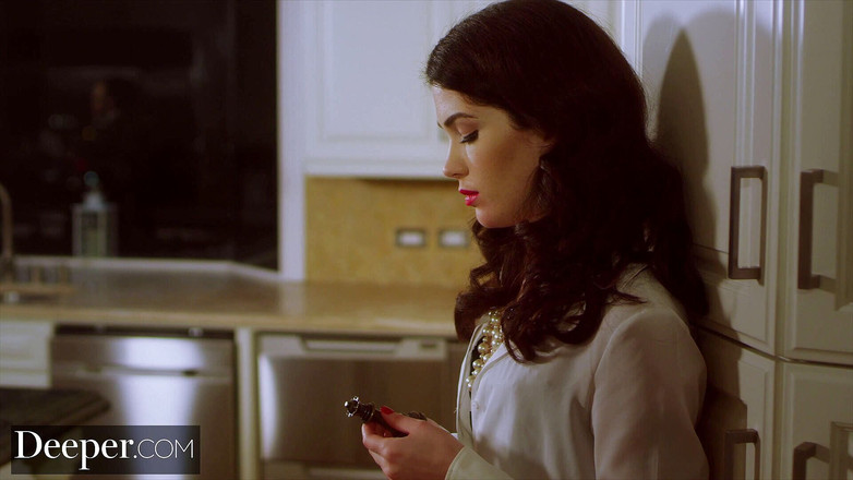 Deeper: Deeper - l'intenso trio di evelyn con il partner geloso