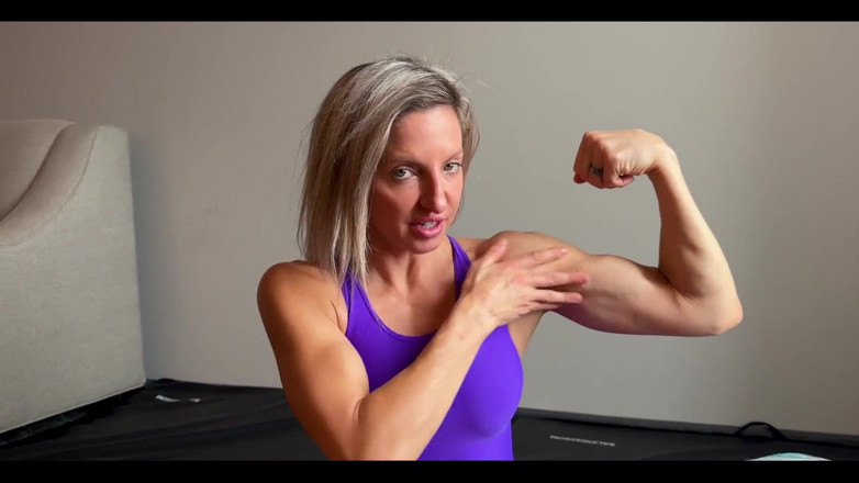 Lora Cross: Lora Cross coloca seu melhor maiô roxo e com um...