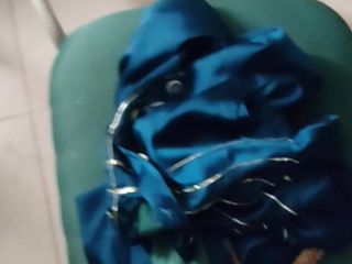 Satin and silky: Sjuksköterska kostym avrunkning i omklädningsrum (12)