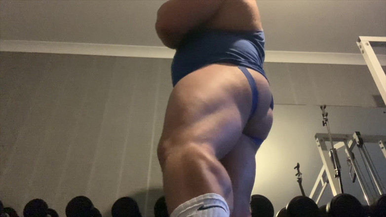 Jack stacked: Anal dildo fodendo na academia