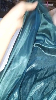 Travestit purtând rochie șifon cu căptușire mătăsoasă