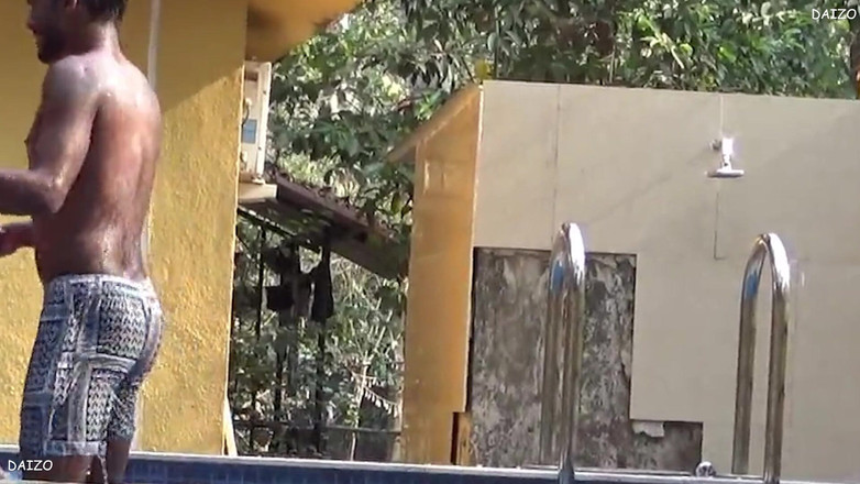 AlexDaizo: Lämnar urin i poolen