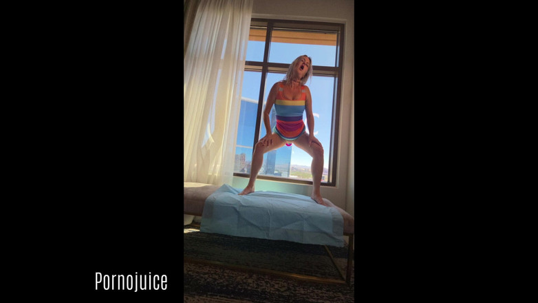 PornoJuice: Si blonde berpantat besar memancut mani di tepi tingkap yang...