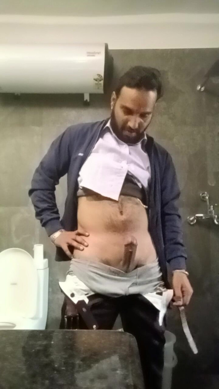 Rajasthani-old-lover: Lelaki desi India menikmati urutan zakar di bilik air