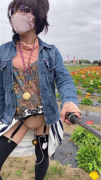 Nr. 195 Meine muschi in einem Blumenfeld bloßziehen