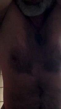 Urso monstro com fome olhando