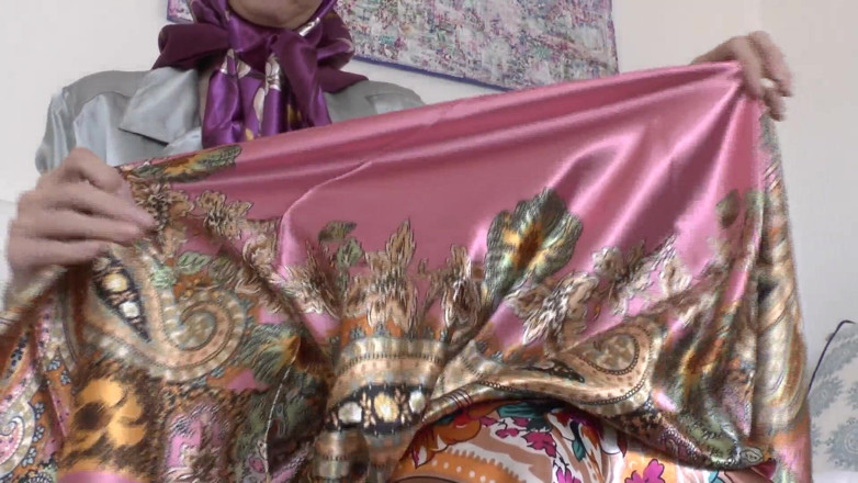 Lady Victoria Valente: Nowe satynowe szale ojczyma podkręcają cię! Lady Victoria Valente