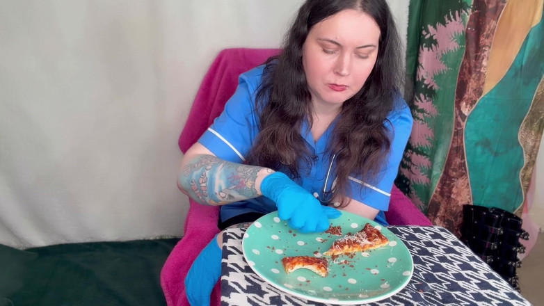 MissFFW: Enfermera comiendo después de un largo día