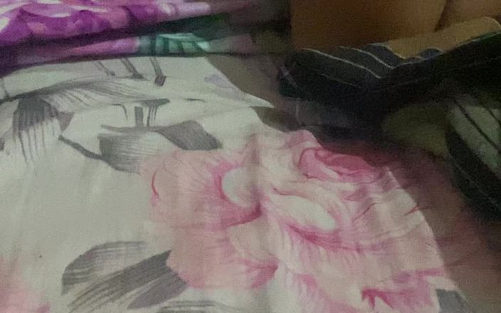 Arabicqueen: Une bhabigirl indienne montre ses nichons et sa chatte