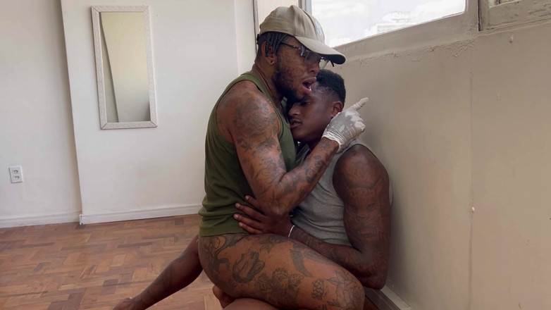 Maicon Vinicius: Après la séance de tatouage, je me suis assise sur...