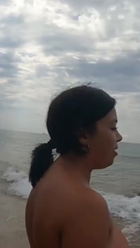 Awek Sepanyol bertetek besar berkongkek di pantai semasa awak menonton