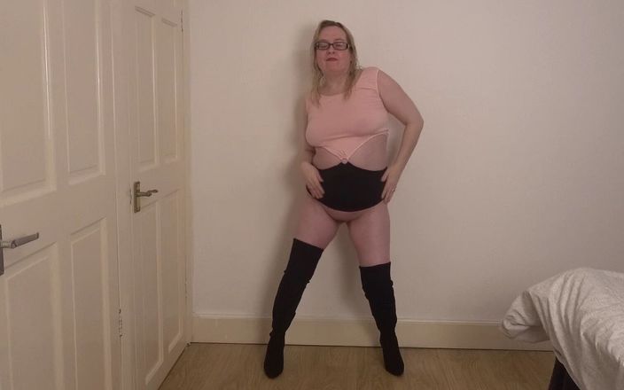 Horny vixen: 허벅지 부츠를 신고 스트립쇼를 하는 예쁜 여자 의상