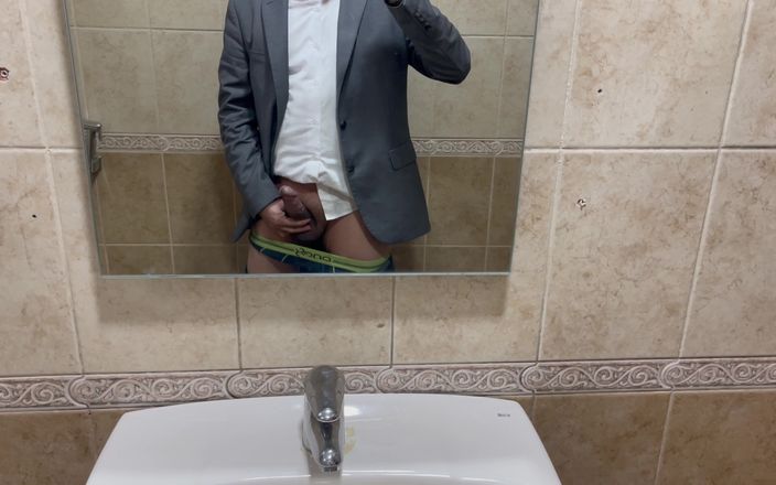 Asian Fantasy: पेशेवर लड़का ऑफिस के बाथरूम में लंड हिलाता है और वीर्य निकालता है