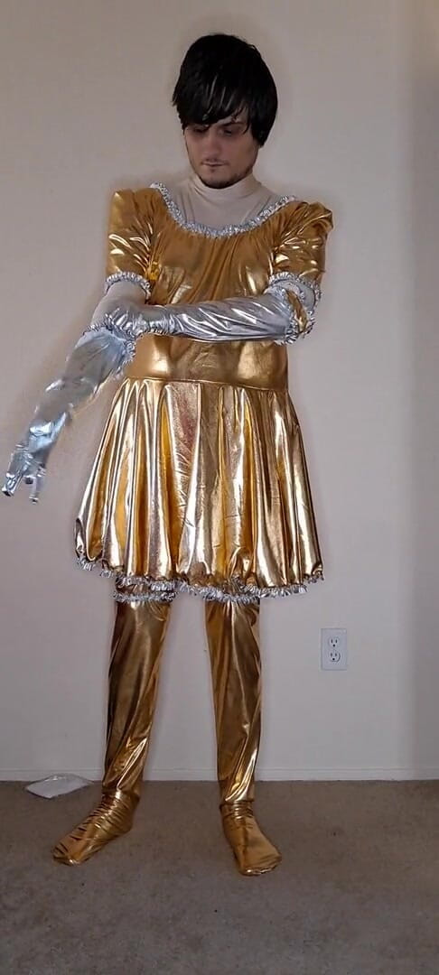 Pup Zentai: Glänzendes goldmädchen zieht sich an