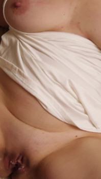 그녀의 마사지 장난감을 가지고 노는 새엄마를 보는 걸 봤어