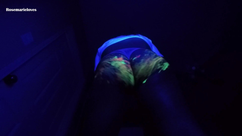 RosemarieLoves: Strălucire în țâțele întunecate și cur