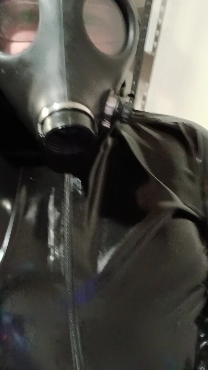 Latex Boy: Isreali Gasmask, látex, chándal se corre