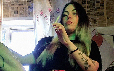 Blowjobs Alice: Drobná nevlastní sestra kouří cigaretu