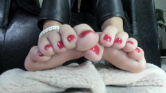 Feet lady: Chinelos caseiros com unhas vermelhas