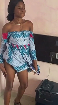 Siyah Zenci Kız Striptiz Yapıyor