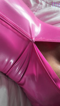 Une trans blanche bien monté sert une bite bien dure et éjacule dans la gomme rose