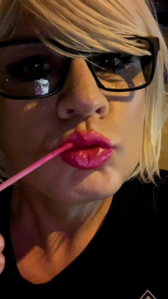 CindieLove: Una selvaggia troia femminuccia in pubblico