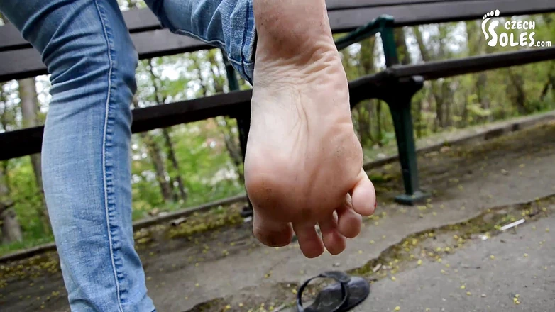 Czech Soles - foot fetish content: Parkta yalınayak parmak arası terlik