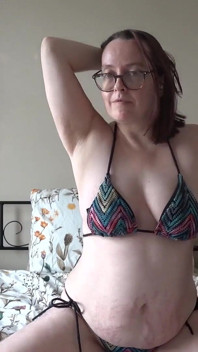 Indossa succinte bikini verde masturbazione da bagno