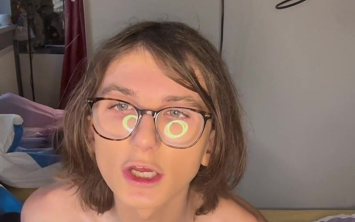 Kris Rose: Zlobivá trans dívka se pro tebe svléká a škádlí