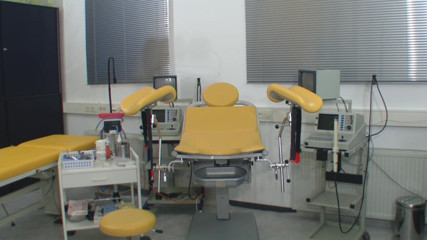 Rubber & Clinic Studio - 1ATOYS: Di kantor gyn - masturbasi vakum nakal