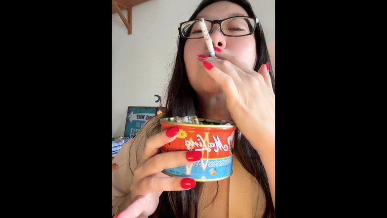 Smoking Asian: Exotická asijská kouřící: červené nehty, červené rty kouření Nevěstka rozlije a tře...