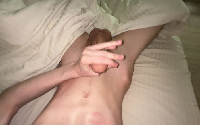 Evgeny Twink: Masturbarse de emergencia en la cama