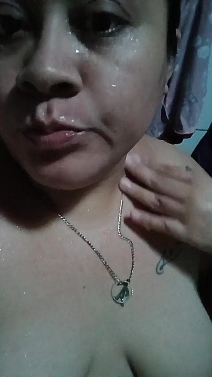 AventureGyK: Karım ne zaman banyo yapmaya gelse bana mastürbasyon videosu gönderiyor