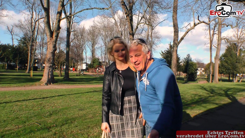 EroCom: Vreemde blondine met grote natuurlijke tieten verleid tot seks in...
