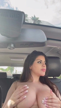 Juego de tetas en un estacionamiento ocupado