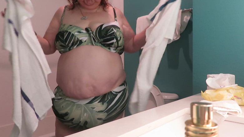 BBW nurse Vicki adventures with friends: BBW-krankenschwester Vicki zieht sich aus dem neuen 2-teiligen bikini-set aus