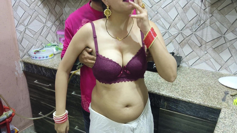 Hornycouple149: Індійська дезі бхабхі жорстко відтрахана її деваром на кухні, хінді
