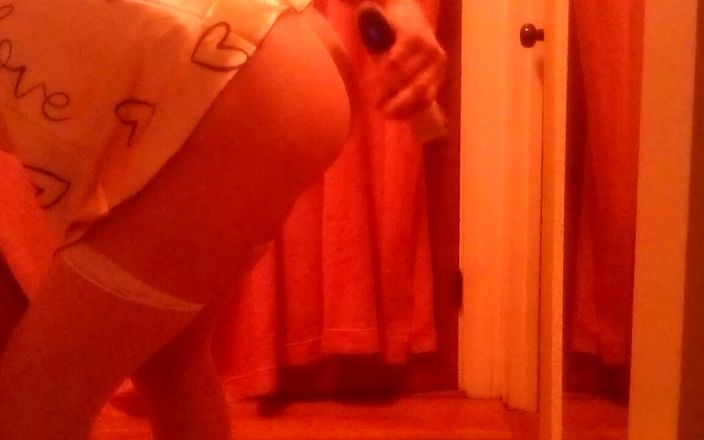 Sissy Sarah: Xem tôi cạo lông vùng lông mu của tôi và...