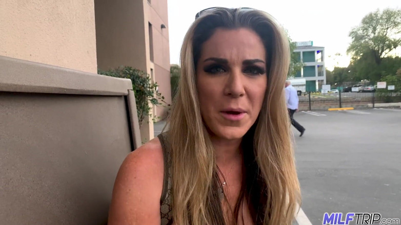 MILF Trip: Seksi orta yaşlı seksi kadın kayla paige soyunuyor ve yaramazlık...