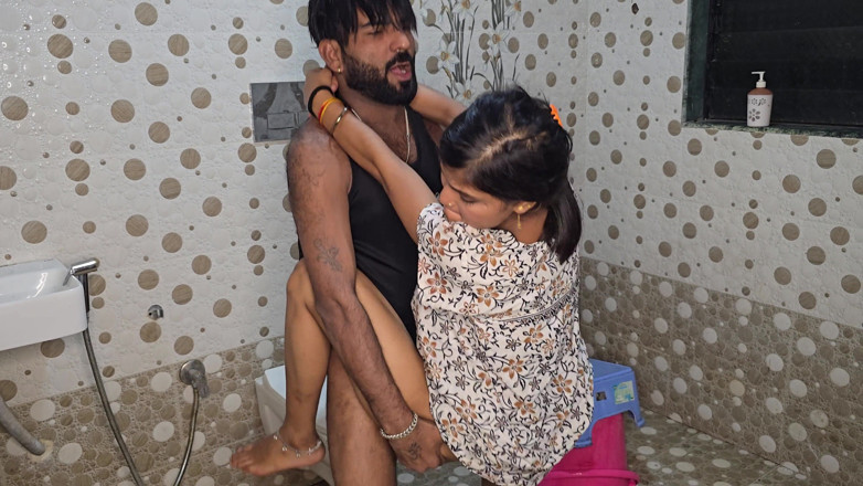 Aalox: Indiancă desi bhabhi sexy de la țară care savurează sexul dur...