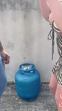 Suzie schlampe ging raus, um gas zu kaufen, und trug nur ein kleid ohne höschen