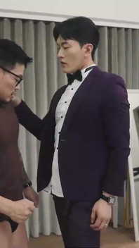 วันแต่งงานเปลือยกาย: ในวันแต่งงาน เจ้าบ่าวของเพื่อนจะมาร่วมงานด้วย