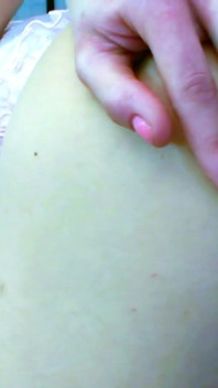 Pov la lesbica scopa le ragazze magro Welli e Daria con strapon fino all'orgasmo