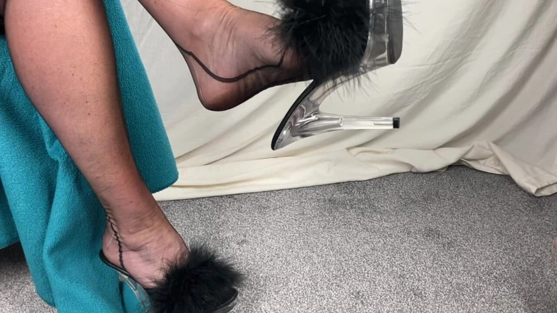 Mr MF: Doamnă matură picioare oferindu-vă tuturor un pantof foarte sexy atârnând și...